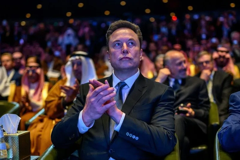 🤖 Elon Musk afirma que la IA "podría superar la suma de la inteligencia humana en unos cinco años", y que no habrá nada…