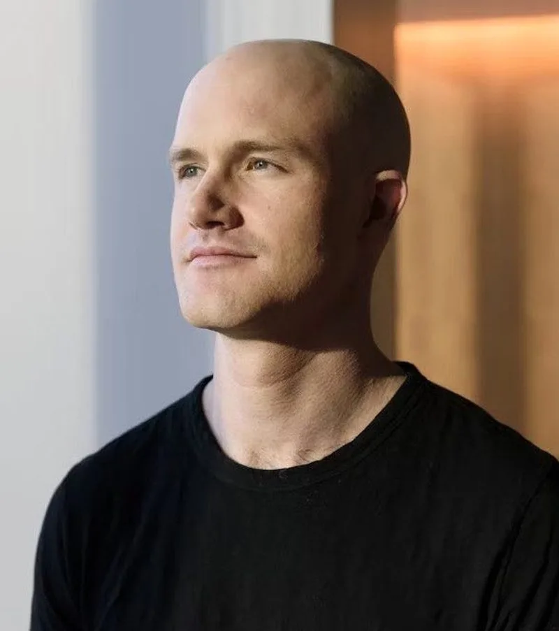 🇺🇸 El CEO de Coinbase, Brian Armstrong, insta al Senado de EE. UU. a aprobar la Ley de Claridad cripto.