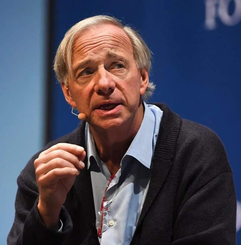💰 El inversor multimillonario Ray Dalio dice que posee "alrededor del 1%" de su cartera en Bitcoin, tratándolo…