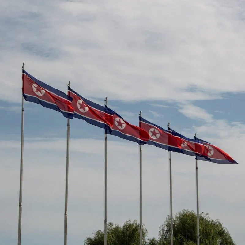 🇰🇵 Corea del Norte ha arrestado a ex hackers militares acusados de robar fondos de dos bancos estatales y blanquear…