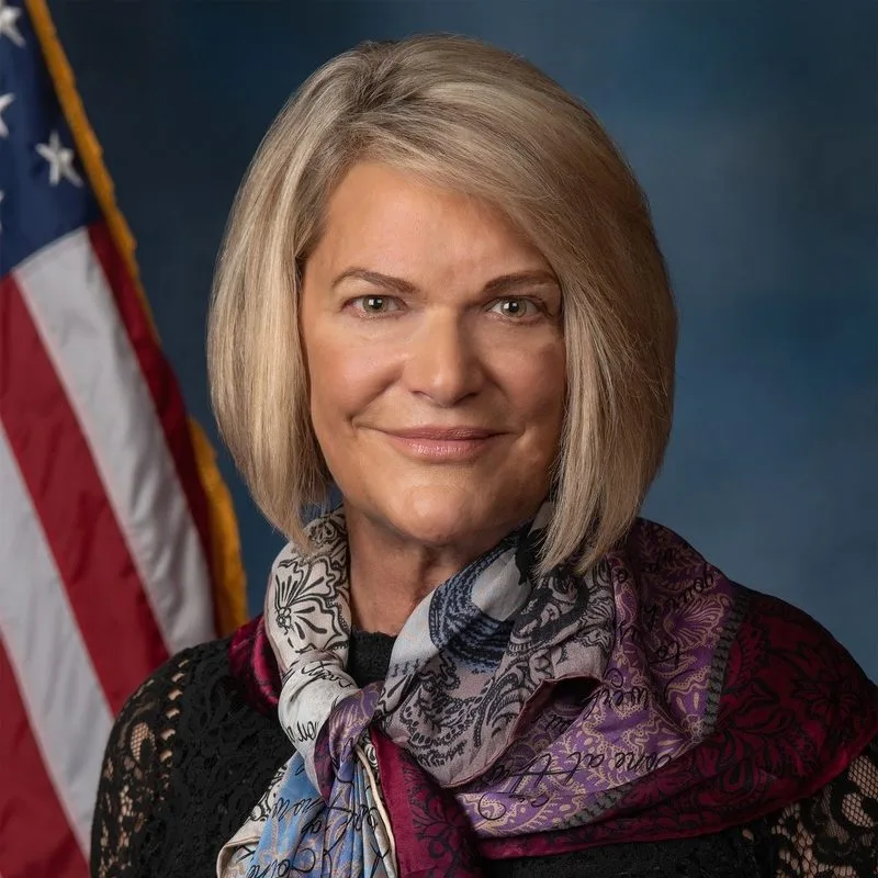 🇺🇸 La senadora Cynthia Lummis ha publicado el texto completo y actualizado de la Ley CLARITY, advirtiendo…