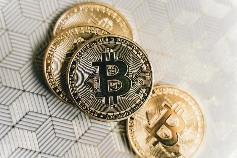 📊 Los individuos poseen el 66.1% del suministro de Bitcoin, empequeñeciendo el 7.8% en manos de las empresas y el 7.2%…