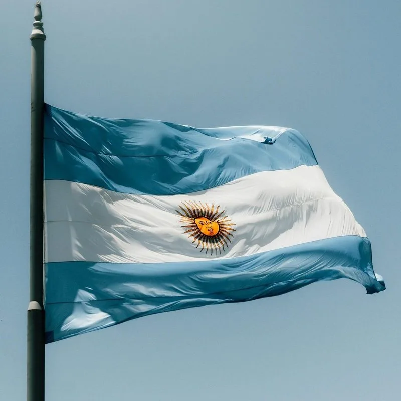 🇦🇷 Los grupos bancarios argentinos BIND y Petersen están desarrollando discretamente stablecoins vinculadas al peso…