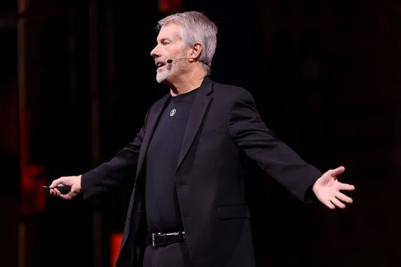 📈 Michael Saylor afirma que "Bitcoin ha ganado" y que nadie cree seriamente que Solana o Ethereum puedan superarlo…