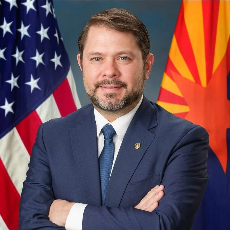 🇺🇸 El senador Ruben Gallego afirma que la Ley CLARITY se enfrenta a normas éticas no resueltas en torno…