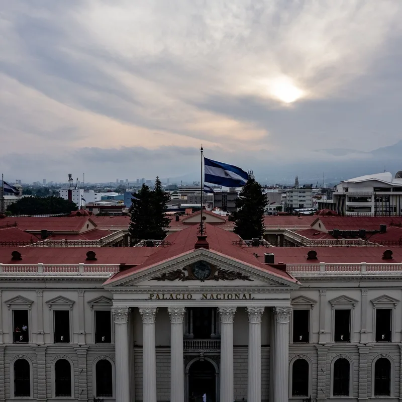 El Salvador lanza la app de pagos Sivar con stablecoins en Base