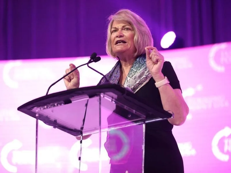 🇺🇸 La senadora Cynthia Lummis dice que si la Ley CLARITY muere, "será porque los demócratas la maten", argumentando…