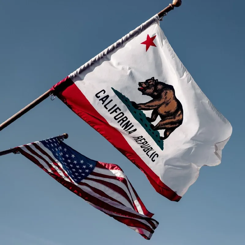California aprueba ley contra memecoins de funcionarios
