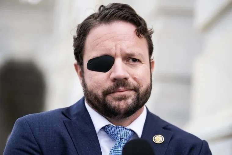 🇺🇸 El representante republicano Dan Crenshaw dice a los estadounidenses que luchan contra los altos precios que "dejen…
