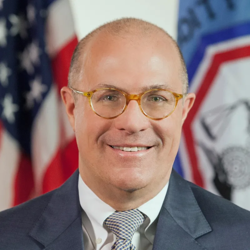 Ex presidente de la CFTC afirma que la deuda EE.UU. y alzas de tipos favorecen